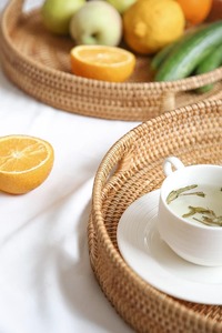 Plateau de service rond en bambou tressé à la main avec poignées, non toxique, décoratif et contemporain, en osier, pour table basse et événements festifs - Product Image 2