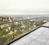 Système de balustrade en verre sans cadre à fixation en surface pour terrasse extérieure