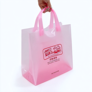 Sac de courses en plastique rose avec poignée souple, imperméable, pour événements en plein air, matériau résistant, tailles et impression de logo personnalisées - Product Image 1