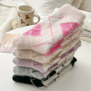 Chaussettes personnalisées <span class=keywords><strong>en</strong></span> argyle pour femmes, chaudes pour l'hiver, <span class=keywords><strong>en</strong></span> mélange de <span class=keywords><strong>laine</strong></span>, motif losanges, style vintage preppy, chaussettes mi-hautes duveteuses effet <span class=keywords><strong>mohair</strong></span>, vente <span class=keywords><strong>en</strong></span> gros - Product Image 3