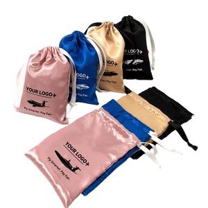 Pochette en satin de soie avec cordon de serrage et logo personnalisé pour l'emballage des articles de toilette pour les voyages en avion - Product Image 1