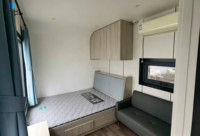 Maison préfabriquée modulaire moderne et portable de type Apple Cabin avec grande fenêtre en verre pour les stations balnéaires, les Airbnb, les séjours en location de maison