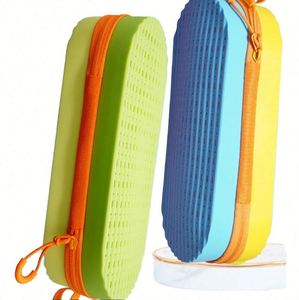 Sac de maquillage en silicone léger et portable avec poignée souple, pochette cosmétique durable et imperméable avec fermeture à glissière - Product Image 1