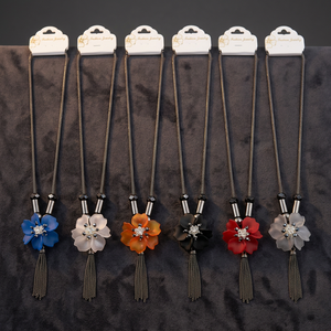 Collier long PingBling Premium Gunmetal avec pendentif fleur en acrylique multicolore, centre en cristal étincelant et chaîne élégante - Product Image 3