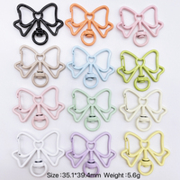 Vente en gros de divers accessoires d'artisanat colorés pour peinture en aérosol porte-clés métal pour bricolage porte-clés fermoir mousqueton en forme de fleur et d'étoile