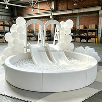 Équipement de jeu souple blanc avec double toboggan et piscine à balles transparente, aire de jeux commerciale pour location d'événements et fêtes d'anniversaire