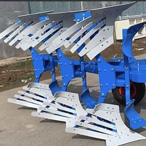 Charrue réversible hydraulique avec lame de 40 cm, attelée à un tracteur à quatre roues, équipement agricole de labour - Product Image 1
