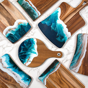 Planche à découper de cuisine en bois unique avec finition vague océanique personnalisée, résine époxy bleue - Product Image 4