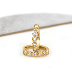 Orecchini a Cerchio Placcati Oro con Cristalli e Strass Incastonati, Taglio Brillante Rotondo, Gioielli alla Moda per Donne - Product Image 3