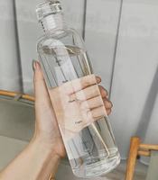 Bouteille d'eau en verre transparent avec manchon anti-brûlure et marquage gradué 500/750 ml – Design classique écologique – Vaisselle de plein air unisexe