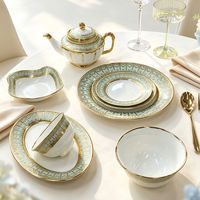 Assiette de service en céramique et porcelaine motif fleur de lotus, bord doré électroplaqué, design floral en relief, passe au lave-vaisselle, luxe, mariage
