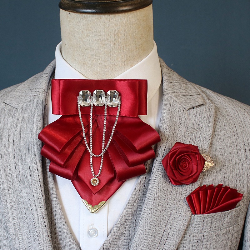 Conjunto de tres piezas color vino tinto.