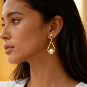 ต่างหูมุกทรงหยดน้ำ ชุบทอง 18k ต่างหูแบบห้อย สวมใส่ได้ทุกวัน ประดับแบบ Bezel Setting - Product Image 1