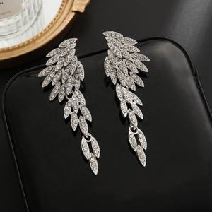 Boucles d'oreilles pendantes longues en alliage avec strass, style européen et américain, tendance, forme d'aile, vintage, polyvalentes, design exquis et raffiné pour femme - Product Image 2