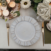 Assiette de présentation de luxe en plastique PP, forme festonnée, 13 pouces, personnalisable, blanche, élégante et durable, pour mariages et réceptions, vente en gros