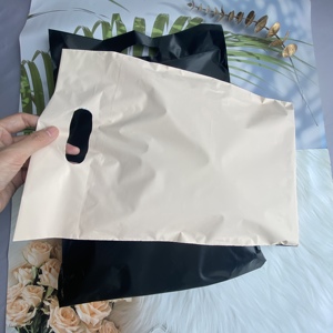 Beige Mat Recyclable pour Sacs, Maillots de Bain, Perruques, Chaussures et Fourrures avec Logo Personnalisé et Fermeture Auto-adhésive - Product Image 5