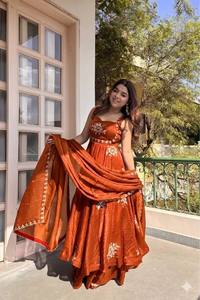 Robe en satin de qualité supérieure avec pantalon et dupatta, tenue ethnique de créateur pour fêtes, mariages et festivals à bon prix - Product Image 6