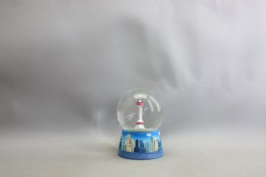 Globo de Nieve Artístico de Resina de 80MM Pintado a Mano con Base Musical, Escena Ártica, Efecto de Purpurina y Nieve, Diseño Romántico - Product Image 3