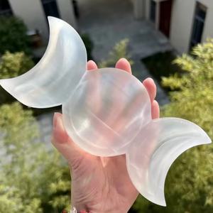 Bol à bonbons en sélénite blanche de haute qualité en cristal, naturel, sculpté à la main, en forme de lune, bols de guérison à vendre en gros - Product Image 4