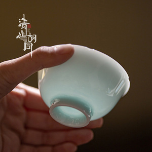 Taza de té de cerámica Yingqing con diseño de loto de pie bajo, estilo chino tradicional, taza maestra de porcelana para el té de la tarde - Product Image 1
