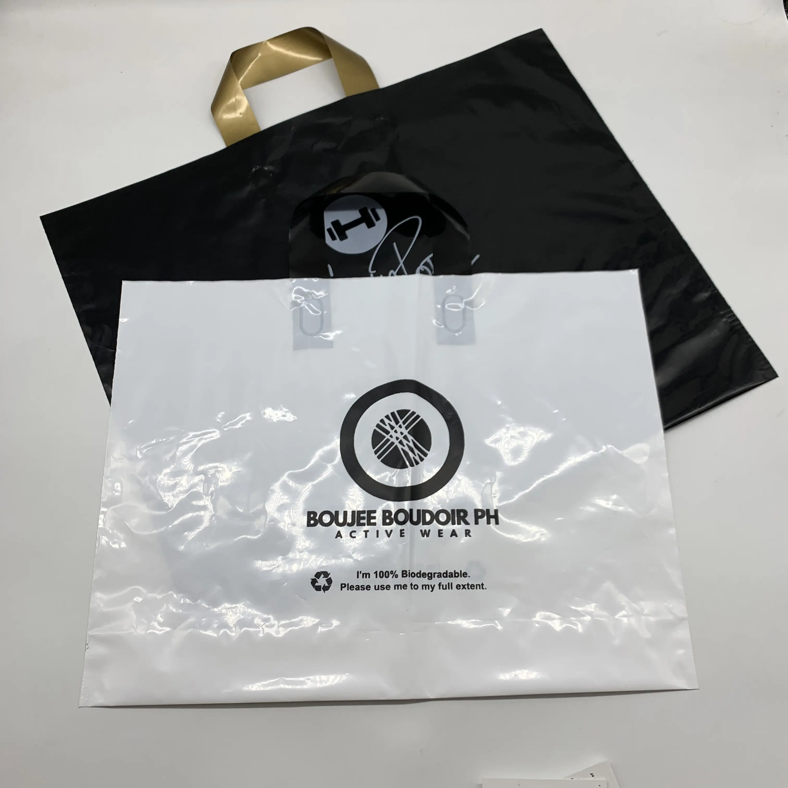 カスタムプリントガセットサイドプラスチックダイカットバッグPEプラスチックハンドルショッピングバッグ、独自のロゴ付き