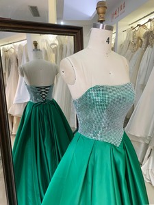 Abito da ballo <span class=keywords><strong>verde</strong></span> <span class=keywords><strong>smeraldo</strong></span> senza spalline con corpetto in strass, in raso, lungo fino al pavimento, con allacciatura posteriore - Product Image 2