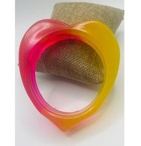 Bracelets en résine faits à la main pour femmes avec des motifs de couleurs uniques, légers, durables et élégants - Product Image 1