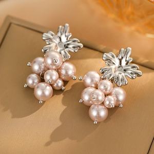 Pendientes de Botón Geométricos de Moda de Manta Rose, Circonita, Cobre Chapado en Oro, Diseño de Borla de Perlas de Imitación, Regalo para Mujer - Product Image 1