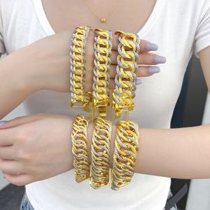 โรงงานเครื่องประดับจิน ซิ่วซิง ขายส่งสร้อยข้อมือผู้ชายแบบ Cuban Link ชุบทอง 24K สองสี สไตล์ทันสมัย ทำจากทองเหลือง - Product Image 2