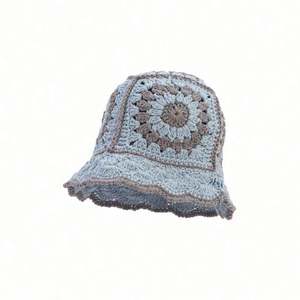 Gorro de Punto Personalizado Hecho a Mano, Estilo Bohemia, de Lujo, con Flores Caladas, Diseño de Copo de Nieve, para Invierno, con Borde Corto - Product Image 6