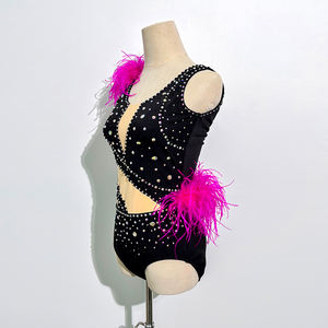 Justaucorps de danse jazz moderne et contemporaine avec détails en plumes noires et roses pour les compétitions de gymnastique - Product Image 4