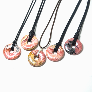 Ada จี้โดนัทธรรมชาติ rhodochrosite, สร้อยคอคริสตัลเคลือบเงาน้ำ30มม. สำหรับผู้ชายผู้หญิงความมั่งคั่ง - Product Image 1