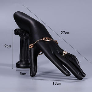 Vente en gros <span class=keywords><strong>d</strong></span>'accessoires <span class=keywords><strong>d</strong></span>'affichage de modèle de main de bague noire support de présentoir de bijoux en résine personnalisé pour bijouterie de <span class=keywords><strong>d</strong></span>étail - Product Image 1