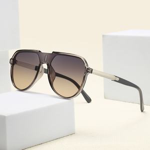 Nuovi Occhiali da Sole Quadrati con Lente Unica, Protezione dai Raggi UV, Adatti sia per Uomini che per Donne - Product Image 6