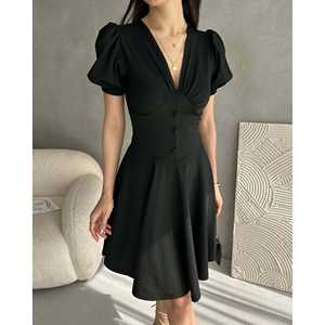 Elegante vestido de crepé con cuello en V, detalles de botones, corte ajustado y evasé, y mangas abullonadas para uso diario. - Product Image 1