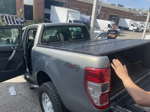 BESTWYLL Para Tunnel <span class=keywords><strong>Rigide</strong></span> Pickup Truck Trois <span class=keywords><strong>Tonneau</strong></span> Pliant Tri-Fold Dur Tri Fold <span class=keywords><strong>Cover</strong></span> Pour Ford Ranger Xlt Z02 - Product Image 3