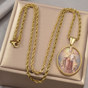 Collares al por mayor de acero inoxidable con colgante de la Virgen María sosteniendo un niño, chapado en oro de 18k. - Product Image 5