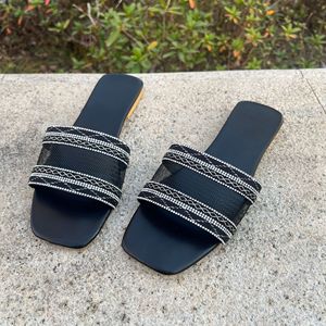 Sandalias Planas de Una Tira con Pedrería y Malla Negra para Mujer, Cómodas para Uso Diario, Casual y al Aire Libre - Product Image 2