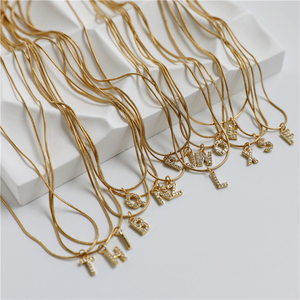 Cadena de serpiente delicada chapada en oro de 18 quilates, collar de acero inoxidable con letra inicial de circonita cúbica, 45cm - Product Image 4