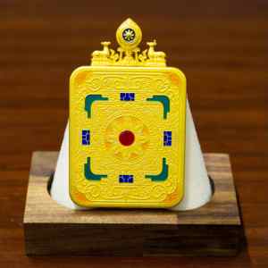 จี้ทองคำลายจัมบาลา วาดด้วยมือ งานฝีมือโบราณหายากจากที่ราบสูงทิเบต ทำจากผ้าฝ้าย ขนาด 4.5x5.5 ซม. - Product Image 3