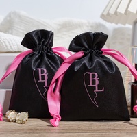 Pochette en satin de soie avec logo personnalisé de haute qualité cadeau avec cordon de serrage en gros pour extensions de cheveux emballage de sac en satin noir réutilisable