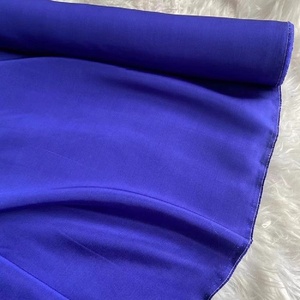 En stock <span class=keywords><strong>Tissu</strong></span> en soie <span class=keywords><strong>Doupion</strong></span> personnalisé 100% pure soie de luxe brillant rigide régulier pour doublure de vêtement - Product Image 3