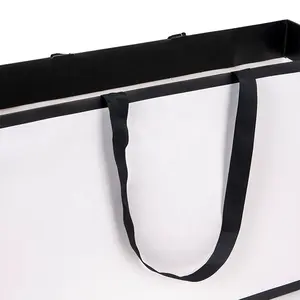 कस्टम लोगो मुद्रित पदोन्नति लक्जरी खुदरा कॉस्मेटिक परिधान जूते पैकेजिंग काले 250 जीएसएम कला कागज शॉपिंग बैग के लिए कपड़े