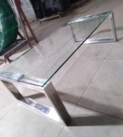 Table basse rectangulaire en verre trempé et acier inoxydable au design minimaliste pour salon d'hôtel moderne, villa ou appartement