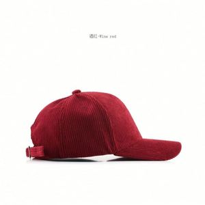 Casquette de baseball unisexe respirante en velours côtelé rouge pour femme, idéale pour l'automne - Product Image 1