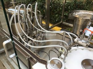 Machine de remplissage et de bouchage de bouteilles plates efficace pour la production de petits emballages liquides - Product Image 5