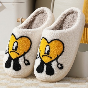 Pantoufles Cœur en Peluche Hiver Chaudes pour Femme et <span class=keywords><strong>Homme</strong></span> – Motif Dessin Animé Amusant – Vente en Gros - Product Image 3