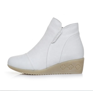 Inverno bianco Anti-Slip <span class=keywords><strong>scarpe</strong></span> da allattamento per le donne a metà taglio con punta in plastica vera pelle all'ingrosso della fabbrica per il lavoro ospedaliero - Product Image 3