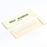 Nouvelle version d'étiquette tissée en damassé beige gaufré avec logo en silicone 3D découpé au laser pour l'impression sérigraphique sur vêtements