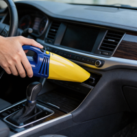 Aspirateur automobile portable de petite taille avec logo personnalisé, alimenté par batterie, en ABS, optimisé pour le nettoyage des espaces étroits, y compris les porte-gobelets